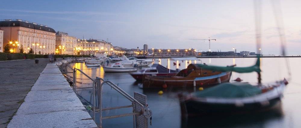 Rive di Trieste con barche